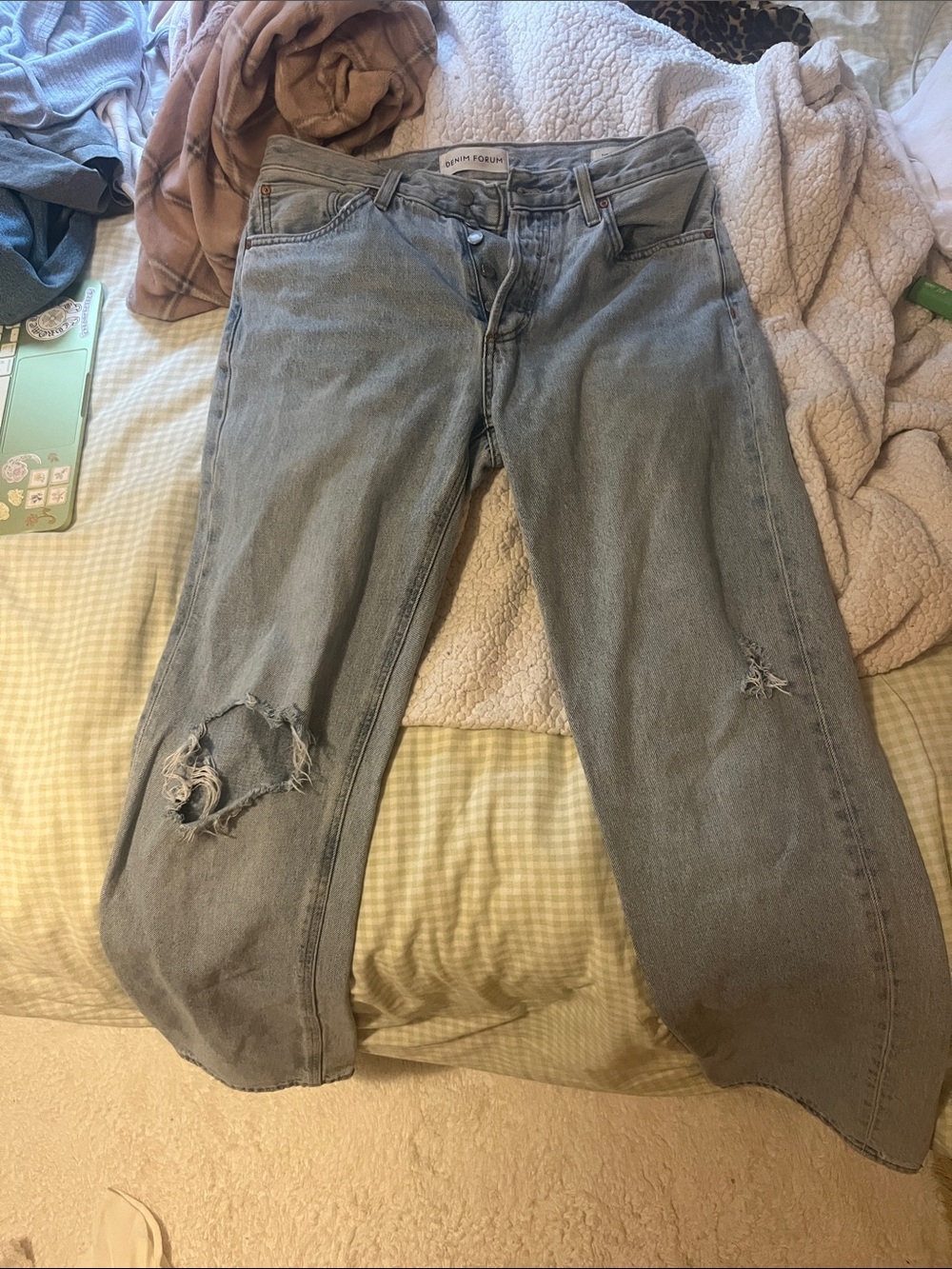 Aritzia Boyfriend Jeans in Faded Gray with Knee Distress
